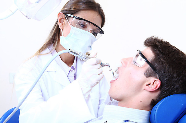 포토 JPG 서양인 외국인 직업 여자 남자 안경 조명 실내 치과 병원 마스크 입벌림 사람 앉기 성인 두명 치료 진료 거울 환자 의사 램프 의료용품 가운 의사가운 치과의사 치과용품 유니트체어 핸드피스 성인만 구강거울 국내포토 잡화 옷 의자 의학 의료기기 모션 표정 인종 내부 의료진 파일형식