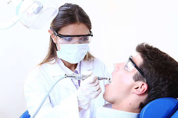 포토 JPG 서양인 외국인 직업 여자 남자 안경 조명 실내 치과 병원 마스크 입벌림 사람 앉기 성인 두명 치료 진료 거울 환자 의사 램프 의료용품 가운 의사가운 치과의사 치과용품 유니트체어 핸드피스 성인만 구강거울 국내포토 잡화 옷 의자 의학 의료기기 모션 표정 인종 내부 의료진 파일형식