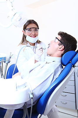 포토 JPG 서양인 외국인 직업 여자 남자 안경 조명 실내 치과 병원 마스크 입벌림 웃음 사람 앉기 성인 두명 치료 진료 거울 환자 의사 램프 의료용품 가운 의사가운 치과의사 치과용품 유니트체어 핸드피스 성인만 구강거울 국내포토 잡화 옷 의자 의학 의료기기 모션 표정 인종 내부 의료진 파일형식