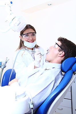 포토 JPG 서양인 외국인 직업 여자 남자 안경 조명 실내 치과 병원 마스크 입벌림 웃음 사람 앉기 성인 두명 치료 진료 거울 환자 의사 램프 의료용품 가운 의사가운 치과의사 치과용품 유니트체어 핸드피스 성인만 구강거울 국내포토 잡화 옷 의자 의학 의료기기 모션 표정 인종 내부 의료진 파일형식