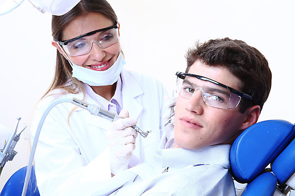 포토 JPG 서양인 외국인 직업 여자 남자 안경 조명 실내 치과 병원 마스크 웃음 사람 앉기 성인 두명 치료 진료 환자 의사 램프 의료용품 가운 의사가운 치과의사 치과용품 유니트체어 핸드피스 성인만 국내포토 잡화 옷 의자 의학 의료기기 모션 표정 인종 내부 의료진 파일형식