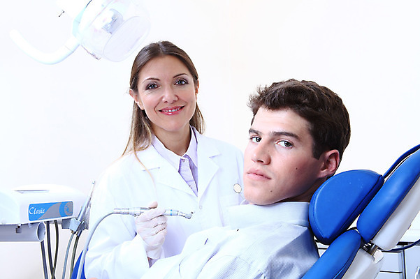 포토 JPG 서양인 외국인 직업 여자 남자 안경 조명 실내 치과 병원 마스크 웃음 사람 앉기 성인 두명 치료 진료 환자 의사 램프 의료용품 가운 의사가운 치과의사 치과용품 유니트체어 핸드피스 성인만 국내포토 잡화 옷 의자 의학 의료기기 모션 표정 인종 내부 의료진 파일형식