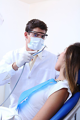 포토 JPG 서양인 외국인 직업 여자 남자 안경 조명 실내 치과 병원 마스크 입벌림 사람 앉기 성인 두명 치료 진료 거울 환자 의사 램프 의료용품 가운 의사가운 치과의사 치과용품 유니트체어 석션팁 성인만 구강거울 국내포토 잡화 옷 의자 의학 의료기기 모션 표정 인종 내부 의료진 파일형식