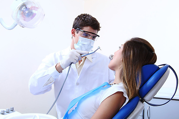 포토 JPG 서양인 외국인 직업 여자 남자 안경 조명 실내 치과 병원 마스크 입벌림 사람 앉기 성인 두명 치료 진료 거울 환자 의사 램프 의료용품 가운 의사가운 치과의사 치과용품 유니트체어 석션팁 성인만 구강거울 국내포토 잡화 옷 의자 의학 의료기기 모션 표정 인종 내부 의료진 파일형식