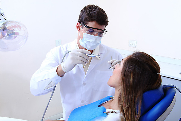 포토 JPG 서양인 외국인 직업 여자 남자 안경 조명 실내 치과 병원 마스크 입벌림 사람 앉기 성인 두명 치료 진료 거울 환자 의사 램프 의료용품 가운 의사가운 치과의사 치과용품 유니트체어 석션팁 성인만 구강거울 국내포토 잡화 옷 의자 의학 의료기기 모션 표정 인종 내부 의료진 파일형식