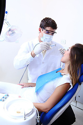 포토 JPG 서양인 외국인 직업 여자 남자 안경 조명 실내 치과 병원 마스크 입벌림 사람 앉기 성인 두명 치료 진료 거울 환자 의사 램프 의료용품 가운 의사가운 치과의사 치과용품 유니트체어 석션팁 성인만 구강거울 국내포토 잡화 옷 의자 의학 의료기기 모션 표정 인종 내부 의료진 파일형식