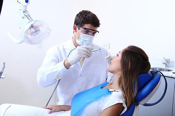 포토 JPG 서양인 외국인 직업 여자 남자 안경 조명 실내 치과 병원 마스크 입벌림 사람 앉기 성인 두명 치료 진료 거울 환자 의사 램프 의료용품 가운 의사가운 치과의사 치과용품 유니트체어 석션팁 성인만 구강거울 국내포토 잡화 옷 의자 의학 의료기기 모션 표정 인종 내부 의료진 파일형식