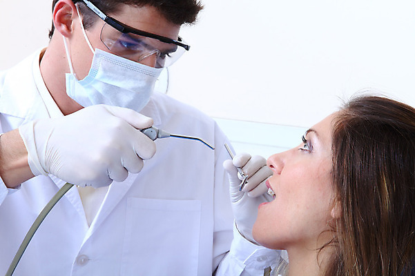 포토 JPG 서양인 외국인 직업 여자 남자 안경 조명 실내 치과 병원 마스크 입벌림 사람 앉기 성인 두명 치료 진료 거울 환자 의사 램프 의료용품 가운 의사가운 치과의사 치과용품 유니트체어 석션팁 성인만 구강거울 국내포토 잡화 옷 의자 의학 의료기기 모션 표정 인종 내부 의료진 파일형식