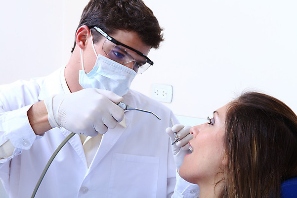 포토 JPG 서양인 외국인 직업 여자 남자 안경 조명 실내 치과 병원 마스크 입벌림 사람 앉기 성인 두명 치료 진료 거울 환자 의사 램프 의료용품 가운 의사가운 치과의사 치과용품 유니트체어 석션팁 성인만 구강거울 국내포토 잡화 옷 의자 의학 의료기기 모션 표정 인종 내부 의료진 파일형식