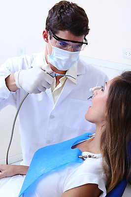 포토 JPG 서양인 외국인 직업 여자 남자 안경 조명 실내 치과 병원 마스크 입벌림 사람 앉기 성인 두명 치료 진료 거울 환자 의사 램프 의료용품 가운 의사가운 치과의사 치과용품 유니트체어 석션팁 성인만 구강거울 국내포토 잡화 옷 의자 의학 의료기기 모션 표정 인종 내부 의료진 파일형식