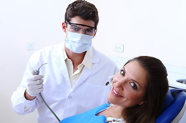 포토 JPG 서양인 외국인 직업 여자 남자 안경 조명 실내 치과 병원 마스크 웃음 사람 앉기 성인 두명 치료 진료 거울 환자 의사 램프 의료용품 가운 의사가운 치과의사 치과용품 유니트체어 석션팁 성인만 구강거울 국내포토 잡화 옷 의자 의학 의료기기 모션 표정 인종 내부 의료진 파일형식