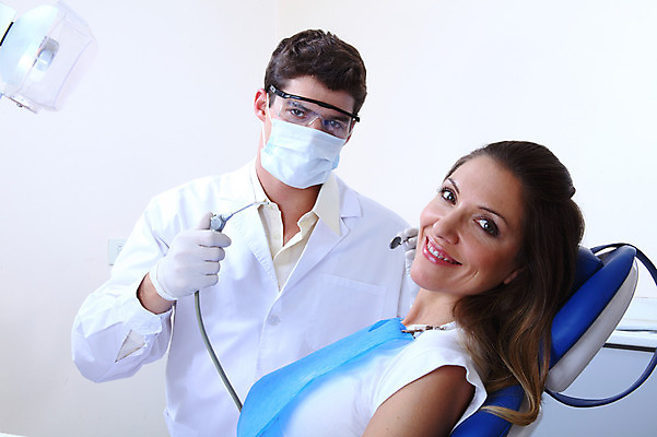 포토 JPG 서양인 외국인 직업 여자 남자 안경 조명 실내 치과 병원 마스크 웃음 사람 앉기 성인 두명 치료 진료 환자 의사 램프 의료용품 가운 의사가운 치과의사 치과용품 유니트체어 석션팁 성인만 국내포토 잡화 옷 의자 의학 의료기기 모션 표정 인종 내부 의료진 파일형식