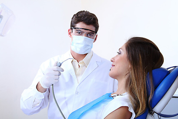 포토 JPG 서양인 외국인 직업 여자 남자 안경 조명 실내 치과 병원 마스크 사람 앉기 성인 두명 치료 진료 환자 의사 램프 의료용품 가운 의사가운 치과의사 치과용품 유니트체어 석션팁 성인만 국내포토 잡화 옷 의자 의학 의료기기 모션 인종 내부 의료진 파일형식