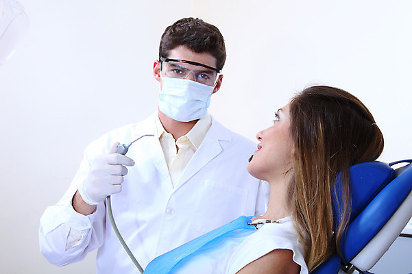 포토 JPG 서양인 외국인 직업 여자 남자 안경 조명 실내 치과 병원 마스크 사람 앉기 성인 두명 치료 진료 환자 의사 램프 의료용품 가운 의사가운 치과의사 치과용품 유니트체어 석션팁 성인만 국내포토 잡화 옷 의자 의학 의료기기 모션 인종 내부 의료진 파일형식