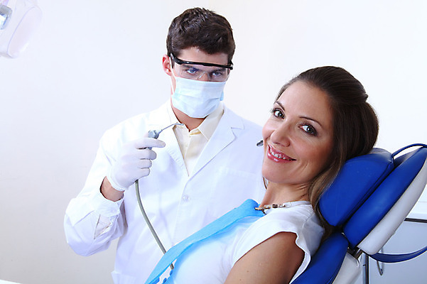 포토 JPG 서양인 외국인 직업 여자 남자 안경 조명 실내 치과 병원 마스크 웃음 사람 앉기 성인 두명 치료 진료 환자 의사 램프 의료용품 가운 의사가운 치과의사 치과용품 유니트체어 석션팁 성인만 국내포토 잡화 옷 의자 의학 의료기기 모션 표정 인종 내부 의료진 파일형식