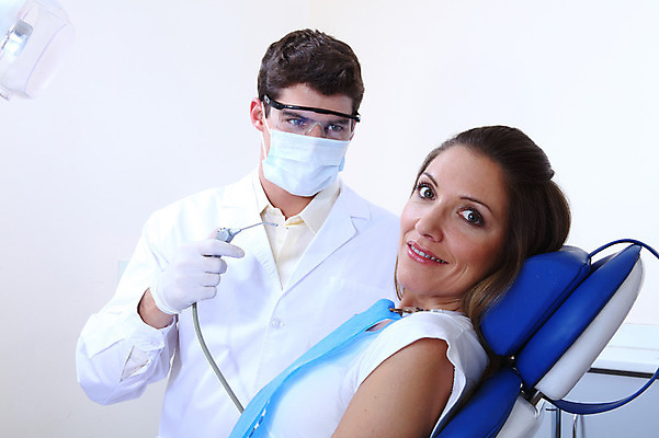 포토 JPG 서양인 외국인 직업 여자 남자 안경 조명 실내 치과 병원 마스크 웃음 사람 앉기 성인 두명 치료 진료 환자 의사 램프 의료용품 가운 의사가운 치과의사 치과용품 유니트체어 석션팁 성인만 국내포토 잡화 옷 의자 의학 의료기기 모션 표정 인종 내부 의료진 파일형식