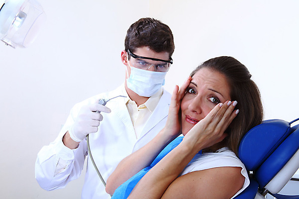 포토 JPG 서양인 외국인 직업 여자 남자 안경 조명 실내 치과 병원 마스크 사람 앉기 성인 두명 치료 진료 환자 의사 램프 의료용품 가운 의사가운 찡그림 무서움 치과의사 치과용품 유니트체어 석션팁 성인만 국내포토 잡화 옷 감정 의자 의학 의료기기 모션 표정 인종 내부 의료진 파일형식