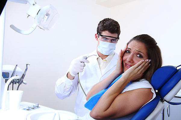 포토 JPG 서양인 외국인 직업 여자 남자 안경 조명 실내 치과 병원 마스크 사람 앉기 성인 두명 치료 진료 환자 의사 램프 의료용품 가운 의사가운 찡그림 무서움 치과의사 치과용품 유니트체어 석션팁 성인만 국내포토 잡화 옷 감정 의자 의학 의료기기 모션 표정 인종 내부 의료진 파일형식