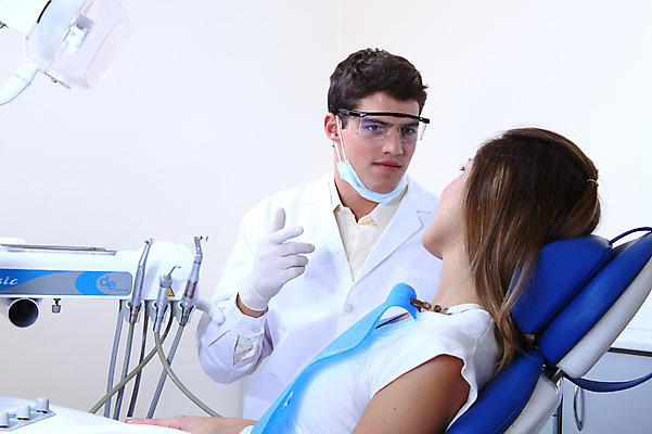 포토 JPG 서양인 외국인 직업 여자 남자 안경 조명 실내 치과 병원 마스크 사람 앉기 성인 두명 치료 마주보기 진료 환자 의사 램프 의료용품 가운 의사가운 치과의사 치과용품 유니트체어 성인만 국내포토 잡화 옷 의자 의학 의료기기 모션 인종 내부 의료진 파일형식