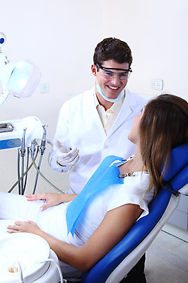 포토 JPG 서양인 외국인 직업 여자 남자 안경 조명 실내 치과 병원 마스크 웃음 사람 앉기 성인 두명 치료 마주보기 진료 환자 의사 램프 의료용품 가운 의사가운 치과의사 치과용품 유니트체어 성인만 국내포토 잡화 옷 의자 의학 의료기기 모션 표정 인종 내부 의료진 파일형식