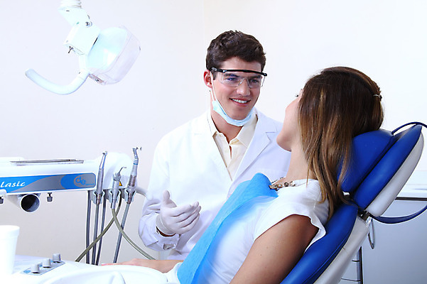 포토 JPG 서양인 외국인 직업 여자 남자 안경 조명 실내 치과 병원 마스크 웃음 사람 앉기 성인 두명 치료 마주보기 진료 환자 의사 램프 의료용품 가운 의사가운 치과의사 치과용품 유니트체어 성인만 국내포토 잡화 옷 의자 의학 의료기기 모션 표정 인종 내부 의료진 파일형식