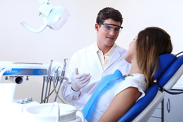 포토 JPG 서양인 외국인 직업 여자 남자 안경 조명 실내 치과 병원 마스크 사람 앉기 성인 두명 치료 마주보기 진료 환자 의사 램프 의료용품 가운 의사가운 치과의사 치과용품 유니트체어 성인만 국내포토 잡화 옷 의자 의학 의료기기 모션 인종 내부 의료진 파일형식