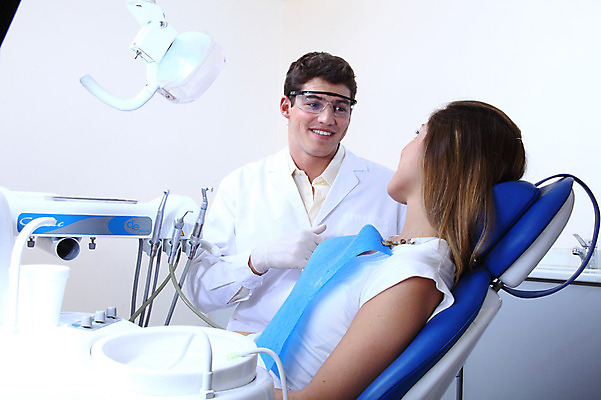 포토 JPG 서양인 외국인 직업 여자 남자 안경 조명 실내 치과 병원 마스크 웃음 사람 앉기 성인 두명 치료 마주보기 진료 환자 의사 램프 의료용품 가운 의사가운 치과의사 치과용품 유니트체어 성인만 국내포토 잡화 옷 의자 의학 의료기기 모션 표정 인종 내부 의료진 파일형식