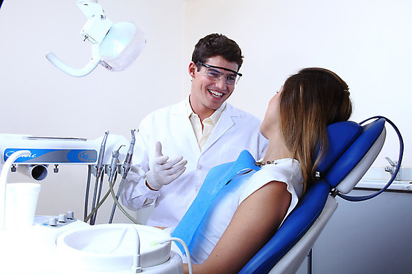 포토 JPG 서양인 외국인 직업 여자 남자 안경 조명 실내 치과 병원 마스크 웃음 사람 앉기 성인 두명 치료 마주보기 진료 환자 의사 램프 의료용품 가운 의사가운 치과의사 치과용품 유니트체어 성인만 국내포토 잡화 옷 의자 의학 의료기기 모션 표정 인종 내부 의료진 파일형식