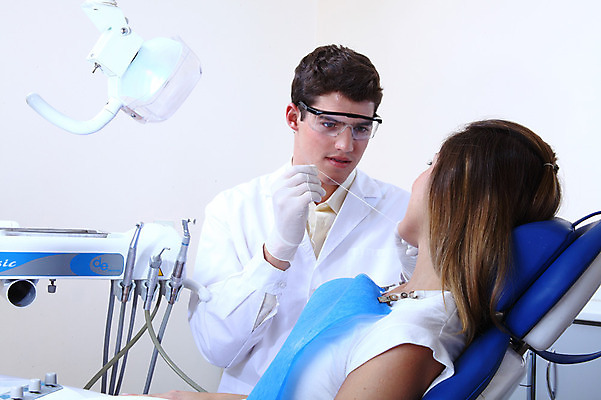 포토 JPG 서양인 외국인 직업 여자 남자 안경 조명 실내 치과 병원 마스크 사람 앉기 성인 두명 치료 마주보기 진료 환자 의사 램프 의료용품 가운 의사가운 치과의사 치과용품 유니트체어 치실 성인만 국내포토 잡화 옷 의자 의학 의료기기 모션 인종 내부 위생용품 의료진 파일형식