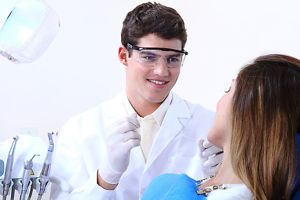 포토 JPG 서양인 외국인 직업 여자 남자 안경 조명 실내 치과 병원 마스크 웃음 사람 앉기 성인 두명 치료 마주보기 진료 환자 의사 램프 의료용품 가운 의사가운 치과의사 치과용품 유니트체어 치실 성인만 국내포토 잡화 옷 의자 의학 의료기기 모션 표정 인종 내부 위생용품 의료진 파일형식