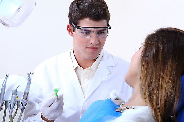 포토 JPG 서양인 외국인 직업 여자 남자 안경 조명 실내 치과 병원 마스크 사람 앉기 성인 두명 치료 마주보기 진료 환자 의사 램프 의료용품 가운 의사가운 칫솔 치과의사 치과용품 유니트체어 치약 성인만 국내포토 잡화 옷 의자 의학 의료기기 모션 인종 내부 위생용품 의료진 파일형식