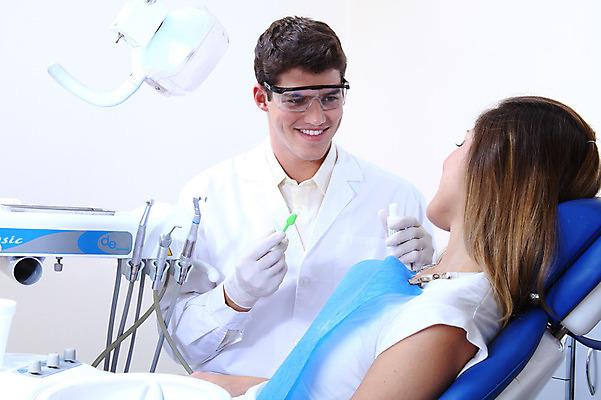 포토 JPG 서양인 외국인 직업 여자 남자 안경 조명 실내 치과 병원 마스크 웃음 사람 앉기 성인 두명 치료 마주보기 진료 환자 의사 램프 의료용품 가운 의사가운 칫솔 치과의사 치과용품 유니트체어 치약 성인만 국내포토 잡화 옷 의자 의학 의료기기 모션 표정 인종 내부 위생용품 의료진 파일형식