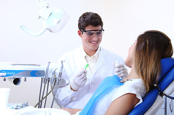 포토 JPG 서양인 외국인 직업 여자 남자 안경 조명 실내 치과 병원 마스크 웃음 사람 앉기 성인 두명 치료 마주보기 진료 환자 의사 램프 의료용품 가운 의사가운 칫솔 치과의사 치과용품 유니트체어 치약 성인만 국내포토 잡화 옷 의자 의학 의료기기 모션 표정 인종 내부 위생용품 의료진 파일형식