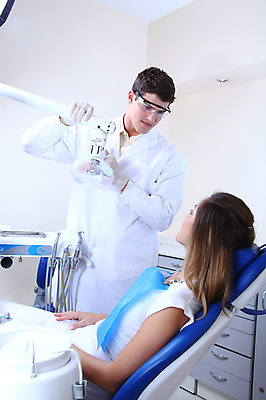 포토 JPG 서양인 외국인 직업 여자 남자 안경 조명 실내 치과 병원 마스크 서기 사람 앉기 성인 두명 치료 마주보기 진료 환자 의사 램프 의료용품 가운 의사가운 치과의사 치과용품 유니트체어 성인만 국내포토 잡화 옷 의자 의학 의료기기 모션 인종 내부 의료진 파일형식