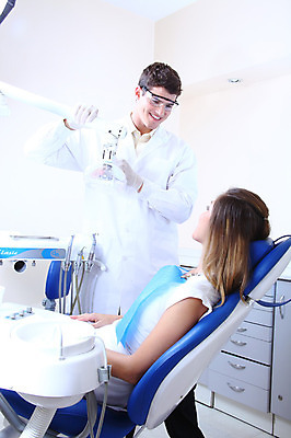 포토 JPG 서양인 외국인 직업 여자 남자 안경 조명 실내 치과 병원 마스크 서기 웃음 사람 앉기 성인 두명 치료 마주보기 진료 환자 의사 램프 의료용품 가운 의사가운 치과의사 치과용품 유니트체어 성인만 국내포토 잡화 옷 의자 의학 의료기기 모션 표정 인종 내부 의료진 파일형식