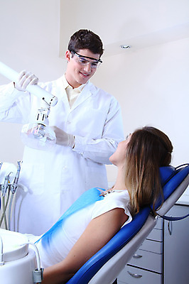 포토 JPG 서양인 외국인 직업 여자 남자 안경 조명 실내 치과 병원 마스크 서기 웃음 사람 앉기 성인 두명 치료 마주보기 진료 환자 의사 램프 의료용품 가운 의사가운 치과의사 치과용품 유니트체어 성인만 국내포토 잡화 옷 의자 의학 의료기기 모션 표정 인종 내부 의료진 파일형식