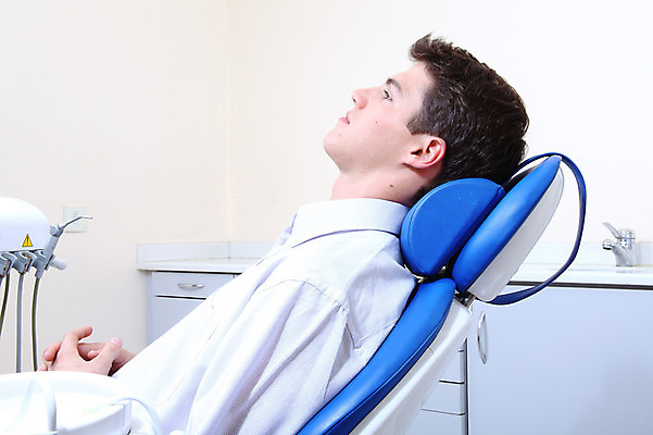 포토 JPG 서양인 외국인 남자 의학 실내 치과 병원 한명 사람 치료 환자 의료용품 치과용품 유니트체어 남자만 남자한명만 국내포토 1 의자 의료기기 인종 내부 파일형식