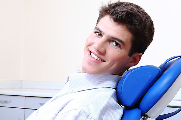 포토 JPG 서양인 외국인 남자 의학 실내 표정 치과 병원 한명 미소 웃음 사람 앉기 손짓 치료 환자 의료용품 치과용품 유니트체어 남자만 남자한명만 국내포토 1 의자 의료기기 모션 인종 내부 파일형식