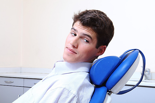 포토 JPG 서양인 외국인 응시 남자 의학 실내 표정 치과 병원 한명 사람 앉기 치료 환자 의료용품 치과용품 유니트체어 남자만 남자한명만 국내포토 1 시선 의자 의료기기 모션 인종 내부 파일형식