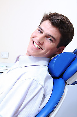 포토 JPG 서양인 외국인 남자 의학 실내 표정 치과 병원 한명 미소 웃음 사람 앉기 손짓 치료 환자 의료용품 치과용품 유니트체어 남자만 남자한명만 국내포토 1 의자 의료기기 모션 인종 내부 파일형식