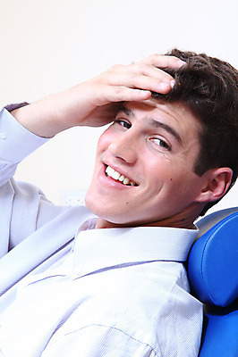 포토 JPG 서양인 외국인 남자 포즈 의학 실내 표정 병원 한명 미소 웃음 사람 손짓 치료 환자 의료용품 치과용품 유니트체어 남자만 남자한명만 국내포토 1 의자 의료기기 모션 인종 내부 파일형식