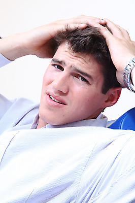 포토 JPG 서양인 외국인 남자 포즈 의학 실내 표정 치과 병원 한명 사람 앉기 손짓 치료 환자 의료용품 찡그림 치과용품 유니트체어 남자만 남자한명만 국내포토 1 의자 의료기기 모션 인종 내부 파일형식