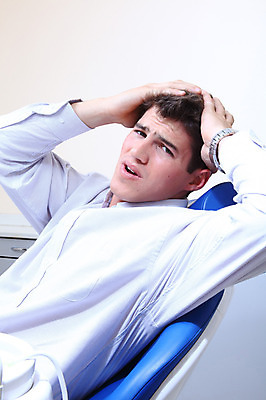 포토 JPG 서양인 외국인 남자 포즈 의학 실내 표정 치과 병원 한명 사람 앉기 손짓 치료 환자 의료용품 찡그림 치과용품 유니트체어 남자만 남자한명만 국내포토 1 의자 의료기기 모션 인종 내부 파일형식