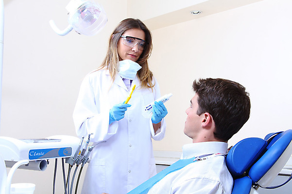 포토 JPG 서양인 외국인 직업 여자 남자 안경 조명 실내 치과 병원 마스크 서기 사람 앉기 성인 두명 치료 진료 환자 의사 램프 의료용품 가운 의사가운 칫솔 치과의사 치과용품 유니트체어 치약 성인만 국내포토 잡화 옷 의자 의학 의료기기 모션 인종 내부 위생용품 의료진 파일형식