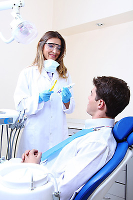 포토 JPG 서양인 외국인 직업 여자 남자 안경 조명 실내 치과 병원 마스크 서기 사람 앉기 성인 두명 치료 진료 환자 의사 램프 의료용품 가운 의사가운 칫솔 치과의사 치과용품 유니트체어 치약 성인만 국내포토 잡화 옷 의자 의학 의료기기 모션 인종 내부 위생용품 의료진 파일형식