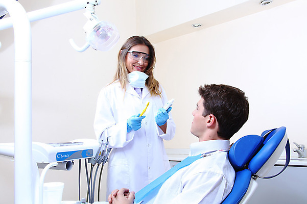 포토 JPG 서양인 외국인 직업 여자 남자 안경 조명 실내 치과 병원 마스크 서기 웃음 사람 앉기 성인 두명 치료 진료 환자 의사 램프 의료용품 가운 의사가운 칫솔 치과의사 치과용품 유니트체어 치약 성인만 국내포토 잡화 옷 의자 의학 의료기기 모션 표정 인종 내부 위생용품 의료진 파일형식