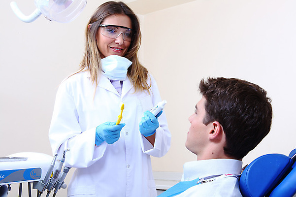 포토 JPG 서양인 외국인 직업 여자 남자 안경 조명 실내 치과 병원 마스크 서기 웃음 사람 앉기 성인 두명 치료 진료 환자 의사 램프 의료용품 가운 의사가운 칫솔 치과의사 치과용품 유니트체어 치약 성인만 국내포토 잡화 옷 의자 의학 의료기기 모션 표정 인종 내부 위생용품 의료진 파일형식