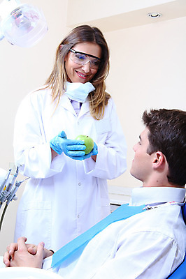 포토 JPG 서양인 외국인 직업 여자 남자 안경 조명 실내 치과 병원 마스크 서기 웃음 사람 앉기 성인 두명 치료 진료 환자 의사 램프 의료용품 가운 의사가운 치과의사 치과용품 유니트체어 성인만 국내포토 잡화 옷 의자 의학 의료기기 모션 표정 인종 내부 의료진 파일형식