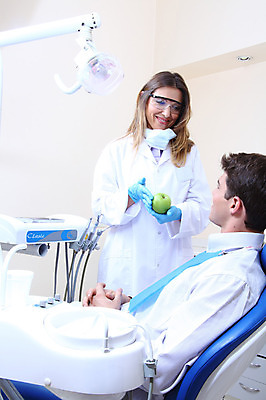 포토 JPG 서양인 외국인 직업 여자 남자 안경 조명 실내 치과 병원 마스크 서기 웃음 사람 앉기 성인 두명 치료 진료 환자 의사 램프 의료용품 가운 의사가운 치과의사 치과용품 유니트체어 성인만 국내포토 잡화 옷 의자 의학 의료기기 모션 표정 인종 내부 의료진 파일형식