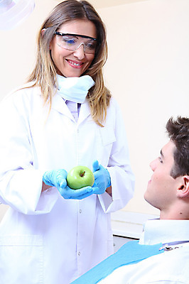 포토 JPG 서양인 외국인 직업 여자 남자 안경 조명 실내 치과 병원 마스크 서기 웃음 사람 앉기 성인 두명 치료 진료 환자 의사 램프 의료용품 가운 의사가운 치과의사 치과용품 유니트체어 성인만 국내포토 잡화 옷 의자 의학 의료기기 모션 표정 인종 내부 의료진 파일형식